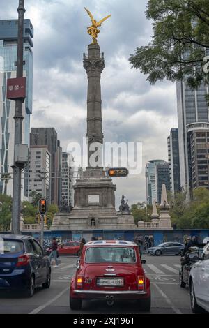 Trafic sur la rue devant le monument de l'Ange de l'indépendance à Mexico, Cuauhtémoc, Mexique Banque D'Images