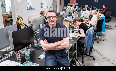 Hambourg, Allemagne. 16 juillet 2024. Stefan Heine, distributeur de casse-tête de Hambourg, est assis dans son bureau ouvert, où des casse-tête sont produits pour divers médias. Crédit : Markus Scholz/dpa/Alamy Live News Banque D'Images