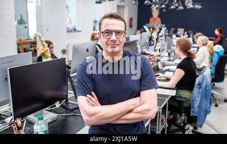 Hambourg, Allemagne. 16 juillet 2024. Stefan Heine, distributeur de casse-tête de Hambourg, est assis dans son bureau ouvert, où des casse-tête sont produits pour divers médias. Crédit : Markus Scholz/dpa/Alamy Live News Banque D'Images