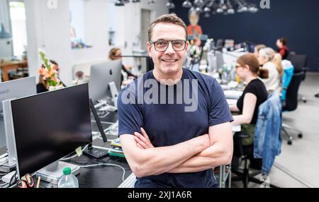 Hambourg, Allemagne. 16 juillet 2024. Stefan Heine, distributeur de casse-tête de Hambourg, est assis dans son bureau ouvert, où des casse-tête sont produits pour divers médias. Crédit : Markus Scholz/dpa/Alamy Live News Banque D'Images
