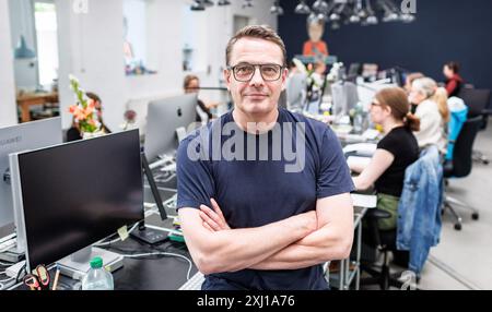 Hambourg, Allemagne. 16 juillet 2024. Stefan Heine, distributeur de casse-tête de Hambourg, est assis dans son bureau ouvert, où des casse-tête sont produits pour divers médias. Crédit : Markus Scholz/dpa/Alamy Live News Banque D'Images