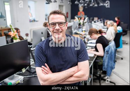 Hambourg, Allemagne. 16 juillet 2024. Stefan Heine, distributeur de casse-tête de Hambourg, est assis dans son bureau ouvert, où des casse-tête sont produits pour divers médias. Crédit : Markus Scholz/dpa/Alamy Live News Banque D'Images