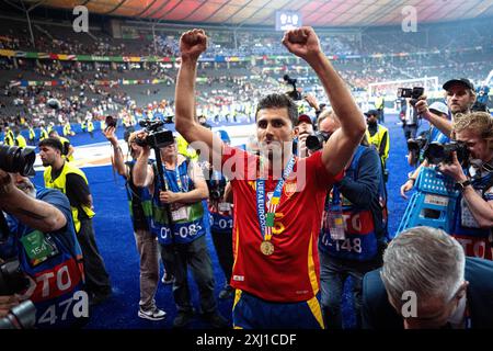 BERLIN, ALLEMAGNE - 14 JUILLET : le Rodri d'Espagne célèbre lors de la cérémonie après la finale de l'UEFA EURO 2024 entre l'Espagne et l'Angleterre à l'Olympiastadion Banque D'Images