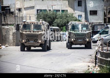 Naplouse, Palestine. 16 juillet 2024. Des véhicules militaires israéliens ont été vus entrant dans le camp de Balata, à l'est de la ville de Naplouse, dans le nord de la Cisjordanie, au cours d'une opération visant à arrêter des Palestiniens. Les forces de l'armée israélienne ont pénétré dans une maison palestinienne après l'avoir encerclée et arrêté 3 Palestiniens recherchés par Israël. Crédit : SOPA images Limited/Alamy Live News Banque D'Images