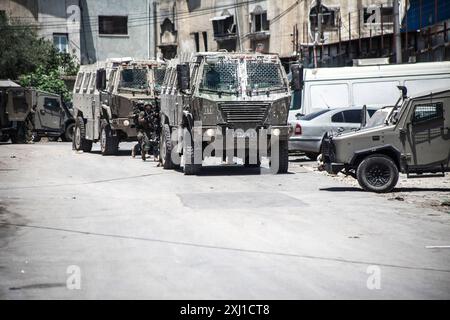 Naplouse, Palestine. 16 juillet 2024. Des véhicules militaires israéliens pénètrent dans le camp de Balata, à l'est de Naplouse, dans le nord de la Cisjordanie, au cours d'une opération visant à arrêter des Palestiniens. Les forces de l'armée israélienne ont pénétré dans une maison palestinienne après l'avoir encerclée et arrêté 3 Palestiniens recherchés par Israël. Crédit : SOPA images Limited/Alamy Live News Banque D'Images