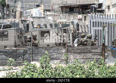 Naplouse, Palestine. 16 juillet 2024. Les forces israéliennes encerclent une maison palestinienne dans le camp de Balata, à l'est de la ville de Naplouse, dans le nord de la Cisjordanie, au cours d'une opération visant à arrêter des Palestiniens. Les forces de l'armée israélienne ont pénétré dans une maison palestinienne après l'avoir encerclée et arrêté 3 Palestiniens recherchés par Israël. Crédit : SOPA images Limited/Alamy Live News Banque D'Images