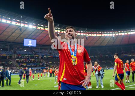 BERLIN, ALLEMAGNE - 14 JUILLET : Aymeric Laporte, de l'Espagne, célèbre avec une médaille lors de la cérémonie après le match final de l'UEFA EURO 2024 entre l'Espagne et Engla Banque D'Images