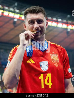 BERLIN, ALLEMAGNE - 14 JUILLET : Aymeric Laporte, de l'Espagne, célèbre avec une médaille lors de la cérémonie après le match final de l'UEFA EURO 2024 entre l'Espagne et Engla Banque D'Images