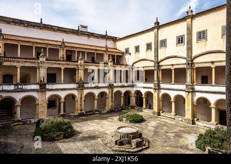 Cloître principal du monastère de l'ordre du Christ, Convento de Cristo à Tomar au Portugal. Banque D'Images