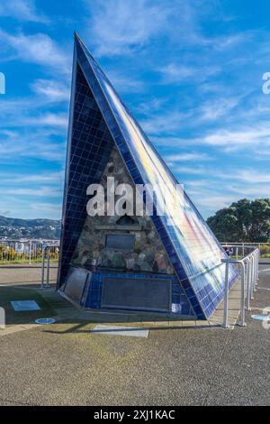 Mémorial à Richard Byrd, explorateur polaire, 1962, Mount Victoria, Wellington, nouvelle-Zélande, carreaux de céramique représentant aurora australis par Doreen Blumhardt Banque D'Images