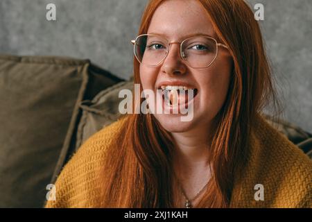 femme organisant ses suppléments quotidiens, soulignant à quel point les vitamines et les pilules font partie intégrante d'un régime de santé équilibré Banque D'Images