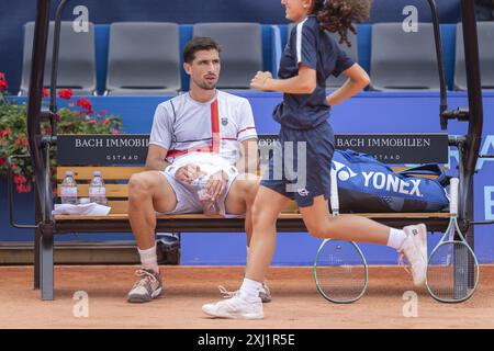 Gstaad Suisse, 07 16 2024 : Pedro cachin (ARG) se repose pendant l'EFG Swiss Open. Lors de l'EFG Gstaad Swiss Open ATP 250, match international de tennis à Gstaad, Suisse, le 16 juillet 2024 Banque D'Images