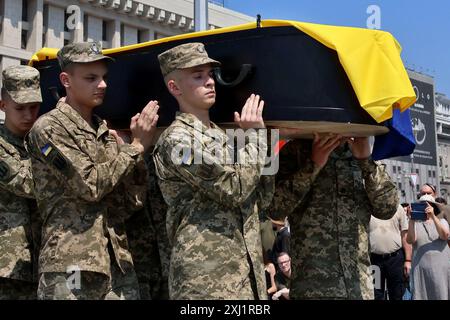 Kiev, Ukraine. 16 juillet 2024. Les gardes d'honneur portent le cercueil du commandant du bataillon de volontaires de l'OUN Mykola Kokhanivskyi pendant les funérailles à Kiev. Funérailles du commandant du bataillon de l'Organisation des nationalistes ukrainiens (OUN) Mykola Kokhan?vsky à pseudo Bureviy. Le 10 juin 2024, le destin apprend sa mort à Kharkivsky près de Vovchansk. Crédit : SOPA images Limited/Alamy Live News Banque D'Images