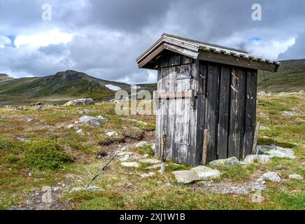 WC extérieur en bois ou utedass avec une vue sur la montagne à l'extérieur d'une cabine bessvatnet par le lac Bessvatnet dans le parc national Jotunheimen dans le centre de la Norvège Banque D'Images