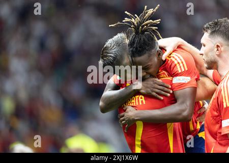 Nico Williams, Alvaro Morata vu célébrer après avoir marqué un but lors du match final de l'UEFA Euro 2024 entre les équipes nationales d'Espagne et d'Angleterre à Olym Banque D'Images