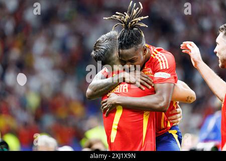 Nico Williams, Alvaro Morata vu célébrer après avoir marqué un but lors du match final de l'UEFA Euro 2024 entre les équipes nationales d'Espagne et d'Angleterre à Olym Banque D'Images