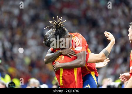 Nico Williams, Alvaro Morata vu célébrer après avoir marqué un but lors du match final de l'UEFA Euro 2024 entre les équipes nationales d'Espagne et d'Angleterre à Olym Banque D'Images
