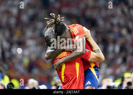 Nico Williams, Alvaro Morata vu célébrer après avoir marqué un but lors du match final de l'UEFA Euro 2024 entre les équipes nationales d'Espagne et d'Angleterre à Olym Banque D'Images
