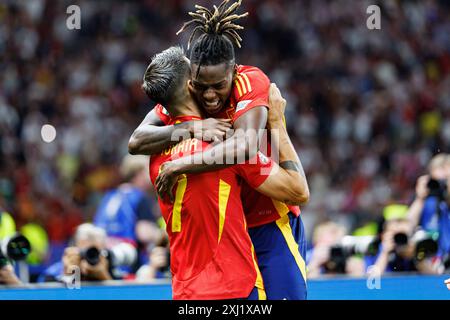 Nico Williams, Alvaro Morata vu célébrer après avoir marqué un but lors du match final de l'UEFA Euro 2024 entre les équipes nationales d'Espagne et d'Angleterre à Olym Banque D'Images