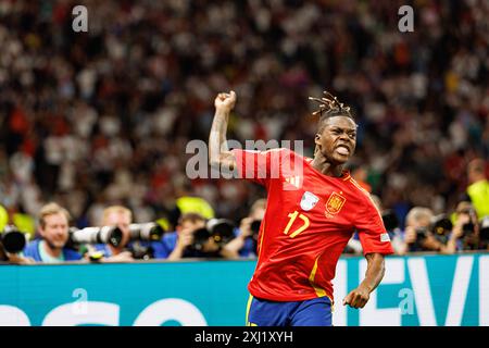 Nico Williams a vu célébrer après avoir marqué un but lors de la finale de l'UEFA Euro 2024 entre les équipes nationales d'Espagne et d'Angleterre à l'Olympiastadium, BE Banque D'Images