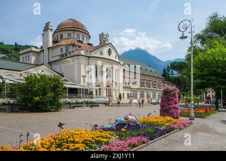 Meran, Südtirol, Italien - Kurhaus auf der Passerpromenade in der Altstadt. Meran Süddtirol Italien *** Merano, Tyrol du Sud, Italie Kurhaus sur la promenade passer dans la vieille ville de Merano Tyrol du Sud Italie Banque D'Images