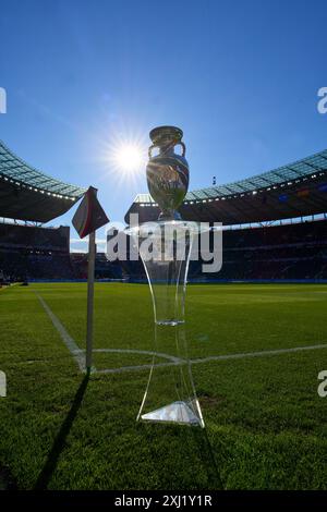 Berlin, Allemagne. 14 juillet 2024. Europameister EM-Pokal, EM, Trophée, Trophée, UEFA-EM-Pokal, UEFA Euro Trophy, Siegertrophaee, Fussball-Europameisterschaft, Pokal, avant le dernier match au stade Olympia Berlin ESPAGNE - ANGLETERRE 2-1 des Championnats d'Europe de l'UEFA 2024 le 14 juillet 2024 à Berlin, Allemagne. Photographe : ddp images/STAR-images crédit : ddp Media GmbH/Alamy Live News Banque D'Images