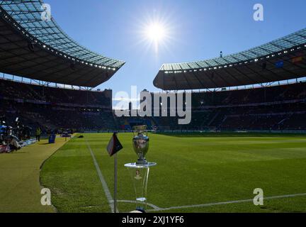 Berlin, Allemagne. 14 juillet 2024. Europameister EM-Pokal, EM, Trophée, Trophée, UEFA-EM-Pokal, UEFA Euro Trophy, Siegertrophaee, Fussball-Europameisterschaft, Pokal, avant le dernier match au stade Olympia Berlin ESPAGNE - ANGLETERRE 2-1 des Championnats d'Europe de l'UEFA 2024 le 14 juillet 2024 à Berlin, Allemagne. Photographe : ddp images/STAR-images crédit : ddp Media GmbH/Alamy Live News Banque D'Images