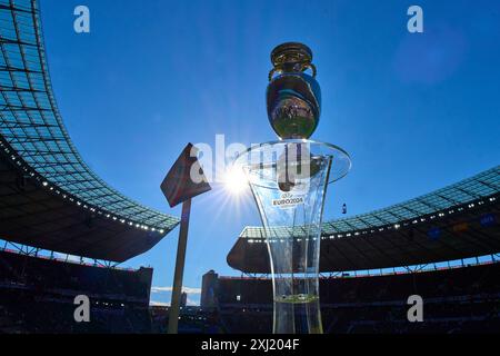 Berlin, Allemagne. 14 juillet 2024. Europameister EM-Pokal, EM, Trophée, Trophée, UEFA-EM-Pokal, UEFA Euro Trophy, Siegertrophaee, Fussball-Europameisterschaft, Pokal, avant le dernier match au stade Olympia Berlin ESPAGNE - ANGLETERRE 2-1 des Championnats d'Europe de l'UEFA 2024 le 14 juillet 2024 à Berlin, Allemagne. Photographe : ddp images/STAR-images crédit : ddp Media GmbH/Alamy Live News Banque D'Images