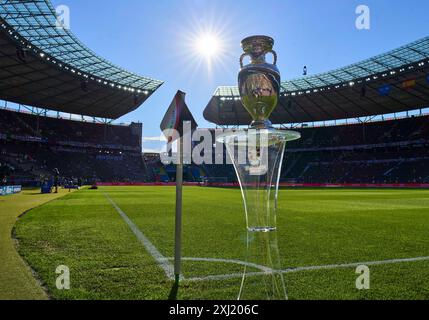 Berlin, Allemagne. 14 juillet 2024. Europameister EM-Pokal, EM, Trophée, Trophée, UEFA-EM-Pokal, UEFA Euro Trophy, Siegertrophaee, Fussball-Europameisterschaft, Pokal, avant le dernier match au stade Olympia Berlin ESPAGNE - ANGLETERRE 2-1 des Championnats d'Europe de l'UEFA 2024 le 14 juillet 2024 à Berlin, Allemagne. Photographe : ddp images/STAR-images crédit : ddp Media GmbH/Alamy Live News Banque D'Images