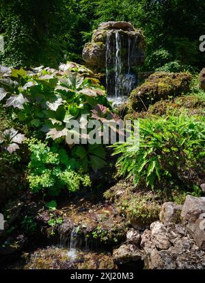 Petite cascade et cascade dans le jardin de rocaille au château de Lowther dans le Lake District Cumbria UK Banque D'Images