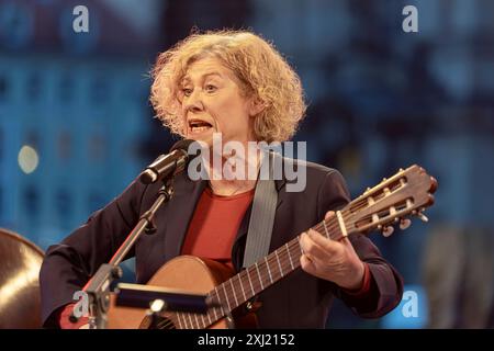 Sängerin Barbara Thalheim 76 live BEI ihrem Auftritt im Rahmen des Palais Sommers auf dem Neumarkt vor der Frauenkirche à Dresde. *** Chanteuse Barbara Thalheim 76 live lors de sa performance au Palais Sommer sur le Neumarkt devant la Frauenkirche à Dresde Banque D'Images