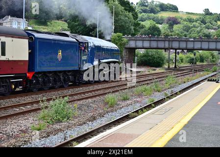 LNER Class A4 Pacific No 60007 Sir Nigel Gresley passant par Totnes avec le Golden Hind train-tour à Plymouth, le 11 juillet 2024. Banque D'Images