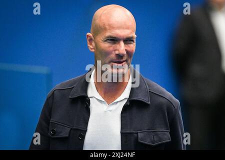 L'ancien footballeur français Zinedine ZIDANE lors de la présentation de Kylian MBAPPE en tant que nouveau joueur du Real Madrid CF le 16 juillet 2024 au stade Santiago Bernabeu de Madrid, en Espagne Banque D'Images