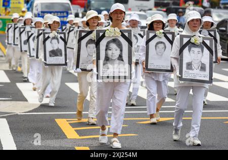 Séoul, Corée du Sud. 16 juillet 2024. Les membres du Falun Dafa, autre nom du Falun Gong, défilent pour protester contre ce qu'ils disent être la politique du gouvernement chinois de harcèlement et de torture de ses membres en Chine. Falun Dafa, autre nom du Falun Gong, a organisé un rassemblement et un défilé à Séoul pour marquer le 25e anniversaire de la persécution du Falun Gong par la Chine. Falun Dafa, autre nom de Falun Gong, a déclaré que le Parti communiste chinois a commencé depuis le 20 juillet 1999 et continue sa répression contre le Falun Gong. Les membres du Falun Gong dans le monde entier protestent. Crédit : SOPA images Limited/Alamy Live News Banque D'Images