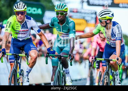 Nîmes, France. 16 juillet 2024. L'érythréen Biniam Girmay Hailu d'Intermarche-Wanty franchit la ligne d'arrivée de l'étape 16 du Tour de France 2024, de Gruissan à Nîmes (188, 6 km), le mardi 16 juillet 2024. La 111ème édition du Tour de France débute le samedi 29 juin et se termine à Nice le 21 juillet. BELGA PHOTO DAVID PINTENS crédit : Belga News Agency/Alamy Live News Banque D'Images