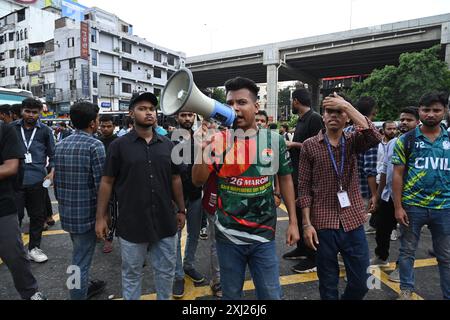 Des manifestants anti-quotas crient des slogans lors du blocage d'une manifestation sur la route à Banani à Dhaka, au Bangladesh, le 16 juillet 2024. Au moins six manifestants ont été tués au Bangladesh le 16 juillet lors de violents affrontements entre des groupes étudiants rivaux à propos de quotas pour les emplois convoités du gouvernement, a déclaré la police, un jour après que plus de 400 autres ont été blessés. Banque D'Images