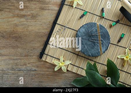 Composition plate avec aiguilles d'acupuncture sur table en bois. Espace pour le texte Banque D'Images