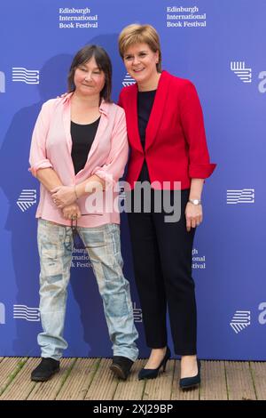 Edimburgh, Écosse. 20 août 2018. L'auteur écossais Ali Smith et le premier ministre écossais Nicola Sturgeon assistent à une photoconférence pendant l'Édimbourg Banque D'Images