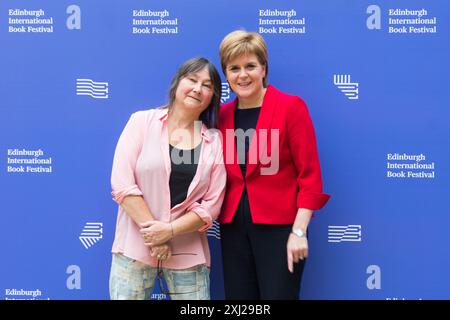 Edimburgh, Écosse. 20 août 2018. L'auteur écossais Ali Smith et le premier ministre écossais Nicola Sturgeon assistent à une photoconférence pendant l'Édimbourg Banque D'Images