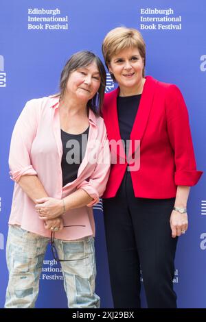 Edimburgh, Écosse. 20 août 2018. L'auteur écossais Ali Smith et le premier ministre écossais Nicola Sturgeon assistent à une photoconférence pendant l'Édimbourg Banque D'Images