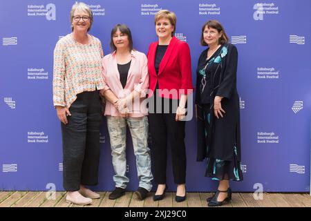 Edimburgh, Écosse. 20 août 2018. L'auteur écossais Ali Smith et le premier ministre écossais Nicola Sturgeon assistent à une photoconférence pendant l'Édimbourg Banque D'Images