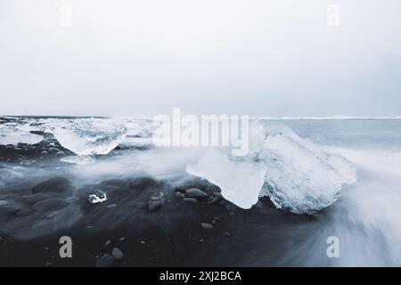 Longue exposition de Diamond Beach en Islande par un matin nuageux Banque D'Images