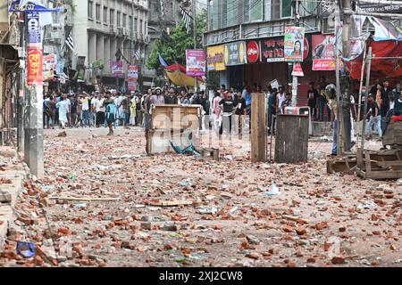 Les manifestants anti-quotas et les étudiants soutenant le parti au pouvoir, la Ligue Awami, affrontement à Dhaka, au Bangladesh, le 16 juillet 2024. Au moins six manifestants ont été tués au Bangladesh le 16 juillet lors de violents affrontements entre des groupes étudiants rivaux à propos de quotas pour les emplois convoités du gouvernement, a déclaré la police, un jour après que plus de 400 autres ont été blessés. Banque D'Images