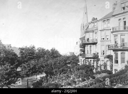 Un paysage avec une route, des arbres et des bâtiments, Ilfracombe, Devon. Cette photographie est tirée d'un original édouardien, vers 1910. L'original faisait partie d'un album de 150 photographies d'albumen, de qualité variable, dont beaucoup j'ai photographié. La collection comprenait des images en particulier de l'île de Man et du comté anglais du Devonshire. Des annotations ont été incluses dans l'album mais, malheureusement, il n'y avait pas de dates précises. Les photos originales étaient, en moyenne 6x4 ½ pouces. Banque D'Images