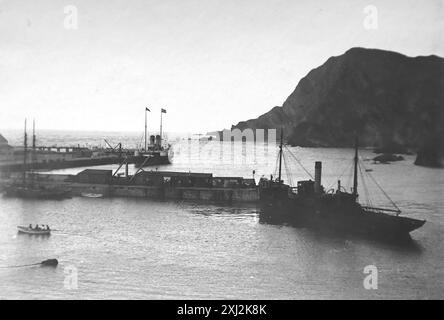 Bateaux dans le port, Ilfracombe, Devon. Cette photographie est tirée d'un original édouardien, vers 1910. L'original faisait partie d'un album de 150 photographies d'albumen, de qualité variable, dont beaucoup j'ai photographié. La collection comprenait des images en particulier de l'île de Man et du comté anglais du Devonshire. Des annotations ont été incluses dans l'album mais, malheureusement, il n'y avait pas de dates précises. Les photos originales étaient, en moyenne 6x4 ½ pouces. Banque D'Images