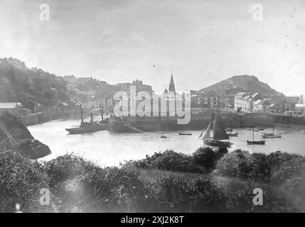 Le port, les navires, les bâtiments et le paysage environnant, vus du dessus de Rhabe Cove, Ilfracombe, Devon. Cette photographie est tirée d'un original édouardien, vers 1910. L'original faisait partie d'un album de 150 photographies d'albumen, de qualité variable, dont beaucoup j'ai photographié. La collection comprenait des images en particulier de l'île de Man et du comté anglais du Devonshire. Des annotations ont été incluses dans l'album mais, malheureusement, il n'y avait pas de dates précises. Les photos originales étaient, en moyenne 6x4 ½ pouces. Banque D'Images