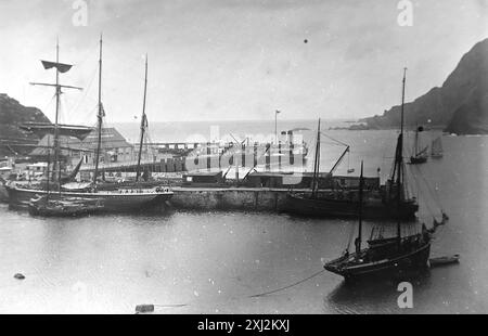 Le port et la jetée avec un certain nombre de navires, Ilfracombe, Devon. Cette photographie est tirée d'un original édouardien, vers 1910. L'original faisait partie d'un album de 150 photographies d'albumen, de qualité variable, dont beaucoup j'ai photographié. La collection comprenait des images en particulier de l'île de Man et du comté anglais du Devonshire. Des annotations ont été incluses dans l'album mais, malheureusement, il n'y avait pas de dates précises. Les photos originales étaient, en moyenne 6x4 ½ pouces. Banque D'Images