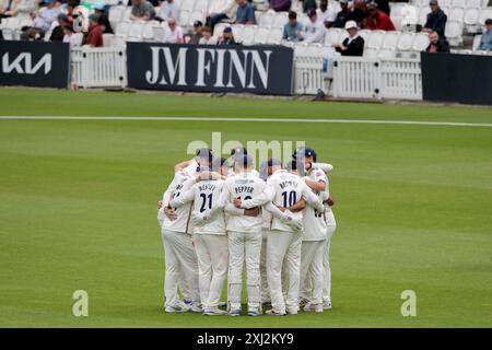 Les joueurs de l'Essex se rencontrent lors du Surrey CCC vs Essex CCC, Vitality County Championship Division 1 Cricket au Kia Oval le 30 juin 2024 Banque D'Images