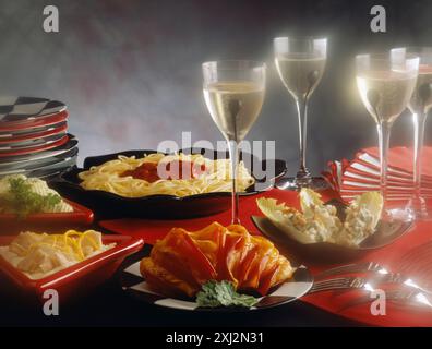 Tomate grillée, cheddar et bacon, feuilles de chicorée fourrées de roquefort, morue à la mayonnaise et spagettis à la sauce tomate Banque D'Images