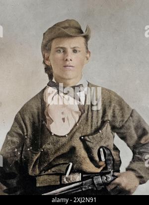 Célèbre hors-la-loi du Far West - Jesse James, portrait mi-long, face à l'avant, tenant une arme de poing dans la main gauche à sa taille - 1864 - colorisé Banque D'Images